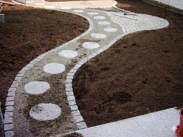 Geschwungener Gartenweg mit Granit-Trittsteinen